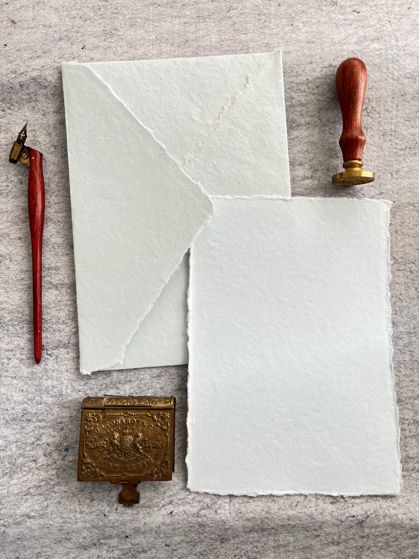 Deckeld edge paper envelope with card